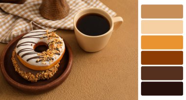 Lezzetli çörekler ve kahve masada. Farklı renk desenleri