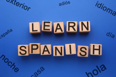 Metin Öğret İSPANISH mavi arkaplandaki ahşap küplerden yapılmıştır, üst görünüm