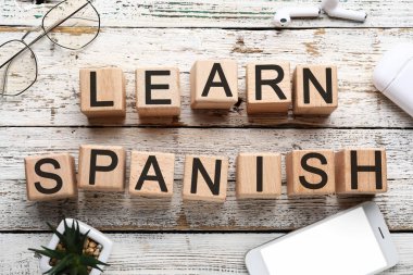 Metin Öğret İSPANISH hafif ahşap arkaplan, üst görünüm küplerden yapılır