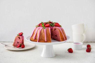 Tatlı standında hafif arka planda lezzetli çilekli pasta.