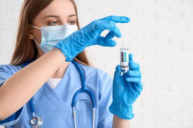 Beyaz arka planda maymun çiçeği aşısı olan kadın doktor.