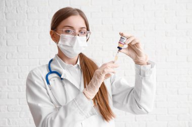 Beyaz arka planda maymun çiçeği aşısı ve şırıngası olan kadın doktor.