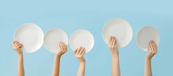 Hands Clean Plates Blue Background — Stock Photo, Image