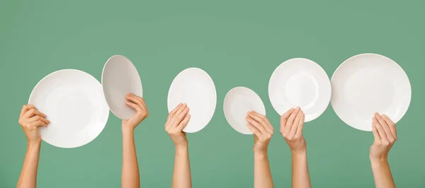 Hands Clean Plates Green Background — Stock Photo, Image