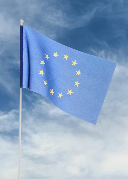 Europeiska Unionens Flagga Mot Blå Himmel — Stockfoto