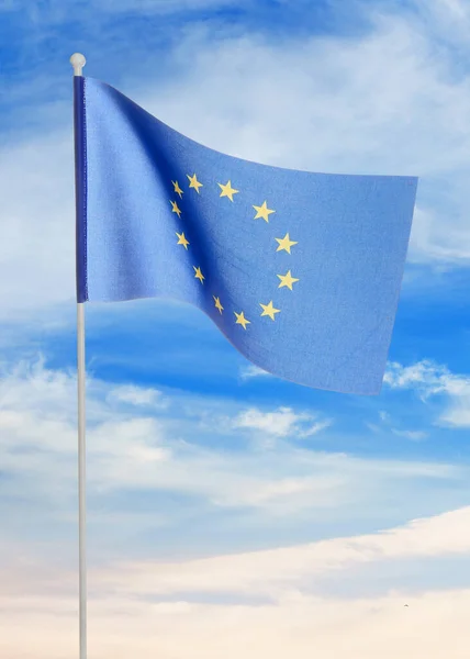 Europeiska Unionens Flagga Mot Blå Himmel — Stockfoto