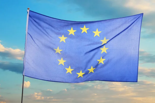 Europeiska Unionens Flagga Mot Blå Himmel — Stockfoto