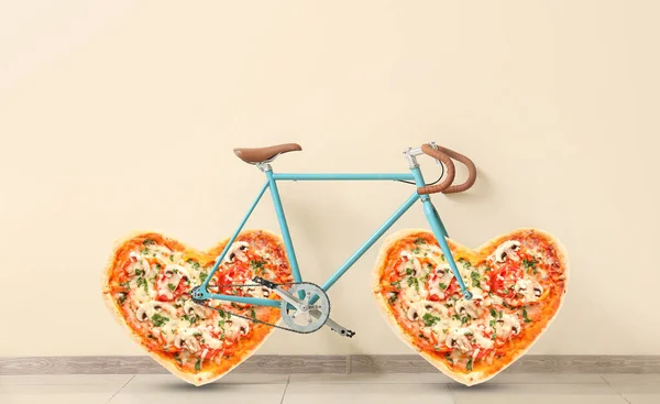 Modern Bicycle Heart Shaped Pizza Instead Wheels Light Wall — Fotografia de Stock