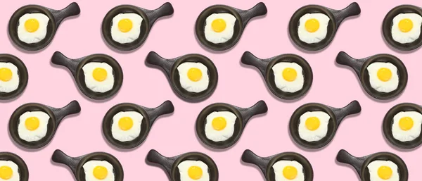 Πολλά Τηγάνια Τηγανητά Αυγά Ροζ Φόντο Μοτίβο Σχεδίασης — Φωτογραφία Αρχείου