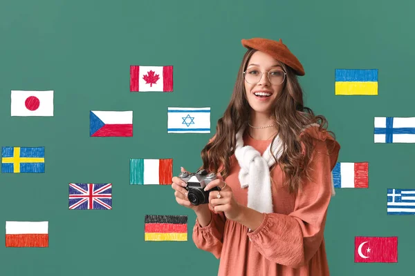 Красивая Молодая Женщина Фотоаппаратом Различными Флагами Зеленом Фоне Изучение Иностранных — стоковое фото