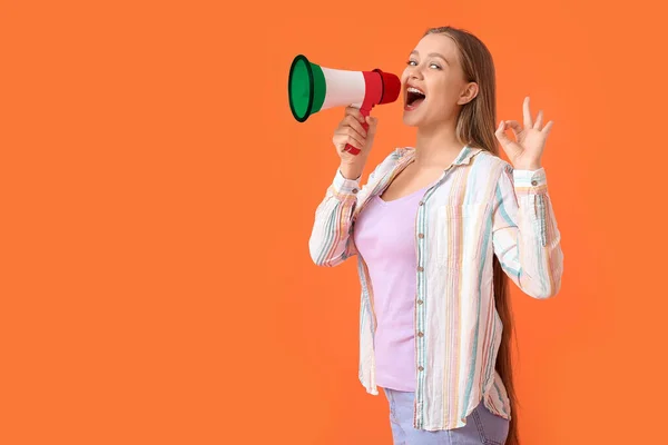 Jonge Vrouw Met Megafoon Oranje Achtergrond Concept Van Het Bestuderen — Stockfoto