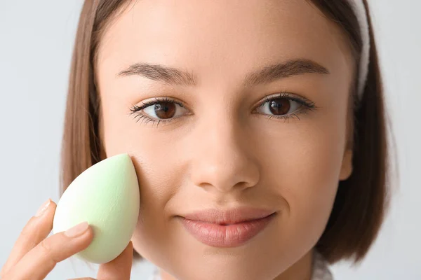 Pretty Young Woman Green Makeup Sponge Grey Background Closeup — Stock Photo, Image