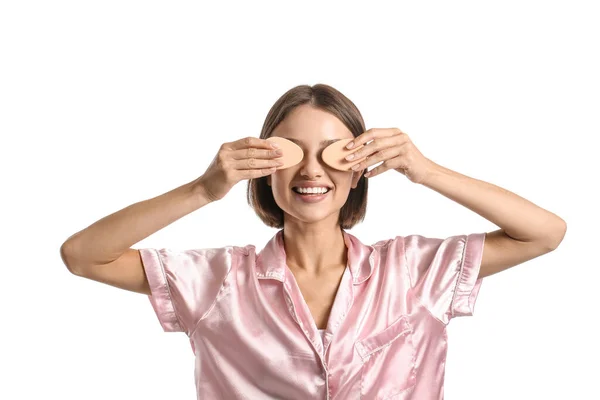 Sorrindo Jovem Mulher Com Esponjas Maquiagem Fundo Branco — Fotografia de Stock