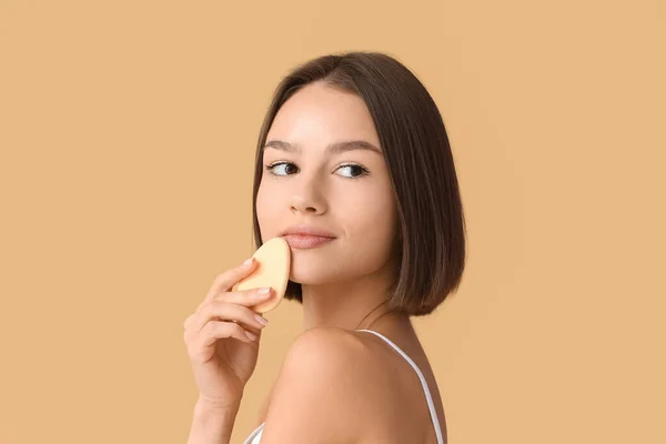 Pretty Young Woman Makeup Sponge Beige Background — Stock Photo, Image