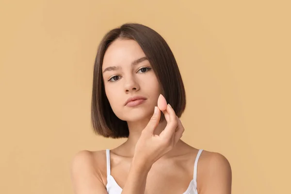 Pretty Young Woman Small Makeup Sponge Beige Background — Stock Photo, Image