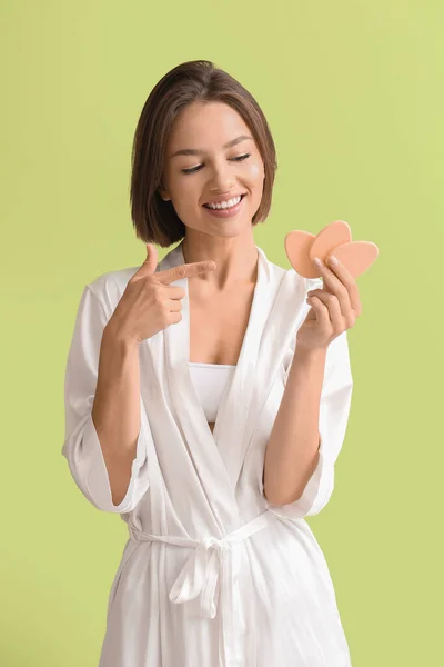 Mulher Bonita Roupão Banho Com Esponjas Maquiagem Fundo Verde — Fotografia de Stock
