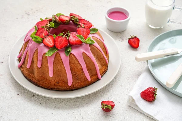 Plate Tasty Strawberry Cake Light Table —  Fotos de Stock
