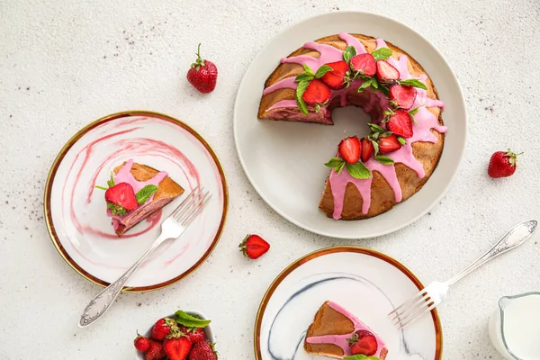 Composition Tasty Strawberry Cake Light Background —  Fotos de Stock