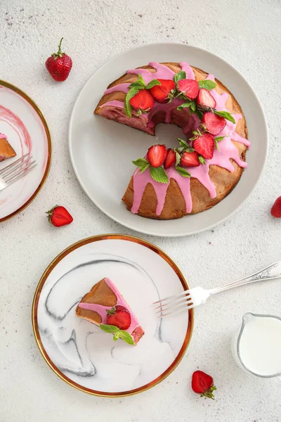 Composition Tasty Strawberry Cake Light Background — Stock Photo, Image