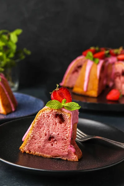Plate Piece Delicious Strawberry Cake Dark Background Closeup —  Fotos de Stock