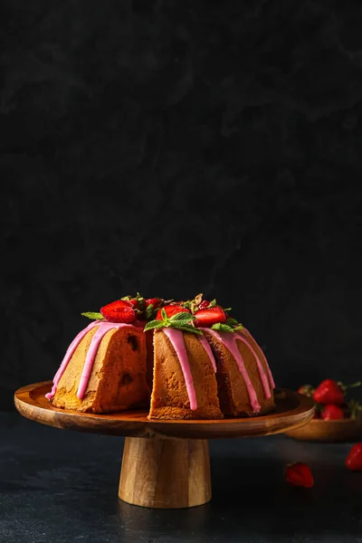 Wooden Dessert Stand Tasty Strawberry Cake Dark Background — Stock Photo, Image