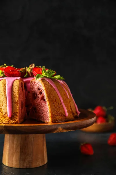 Wooden Dessert Stand Strawberry Cake Dark Background Closeup — Stock Photo, Image