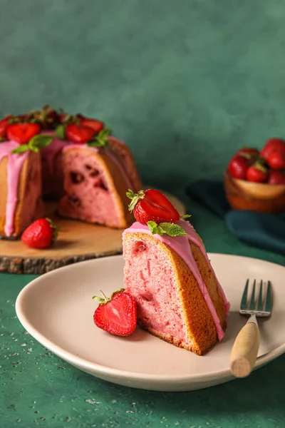 Plate Piece Delicious Strawberry Cake Green Background —  Fotos de Stock