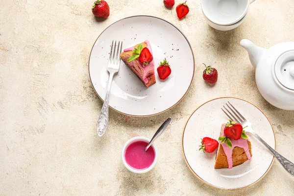 Composition Plates Tasty Strawberry Cake Sauce Light Background — Stock Photo, Image