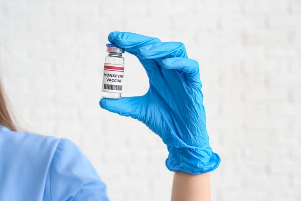 Ärztin Mit Pockenimpfung Auf Weißem Hintergrund Nahaufnahme — Stockfoto