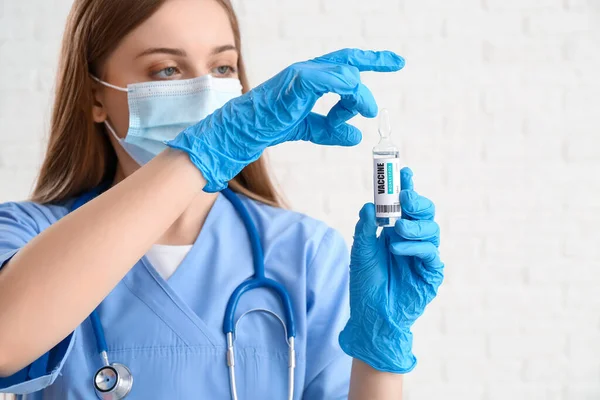 Ärztin Mit Pockenimpfung Auf Weißem Hintergrund — Stockfoto