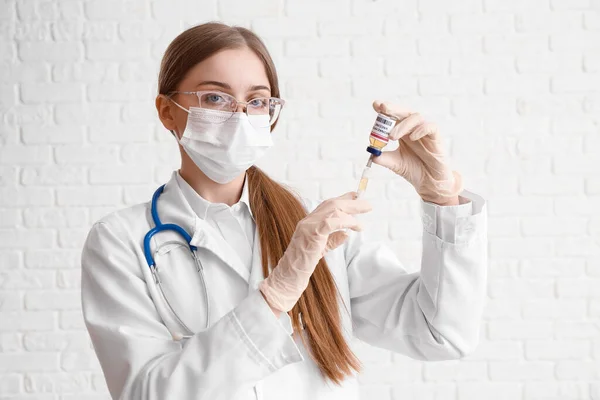 Ärztin Mit Pockenimpfung Und Spritze Auf Weißem Hintergrund — Stockfoto