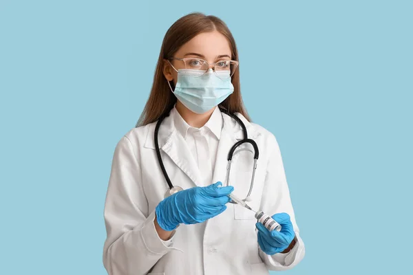 Ärztin Mit Pockenimpfung Und Spritze Auf Blauem Hintergrund — Stockfoto