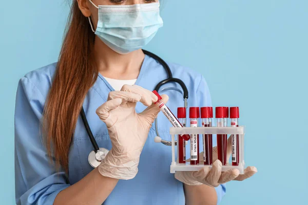 Arzt Mit Proben Von Affenpockenviren Auf Blauem Hintergrund — Stockfoto