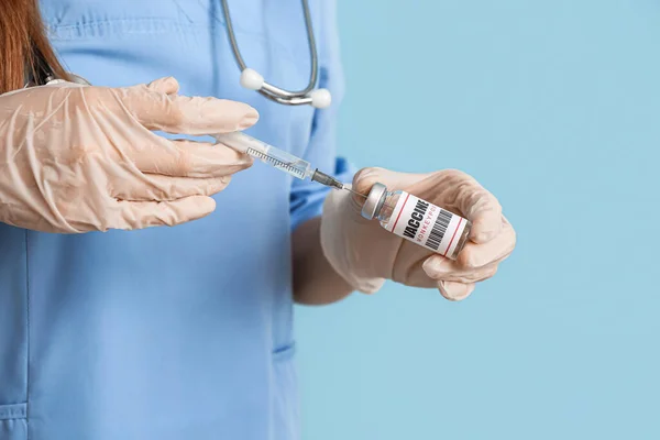 Female Doctor Monkeypox Vaccine Syringe Blue Background Closeup — Stock Photo, Image