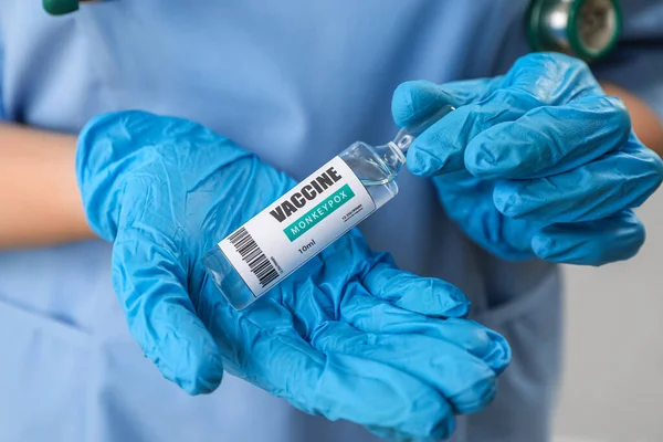 Ärztin Mit Affenpocken Impfstoff Nahaufnahme — Stockfoto