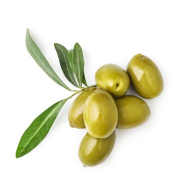Beyaz zemin üzerine lezzetli yeşil zeytin