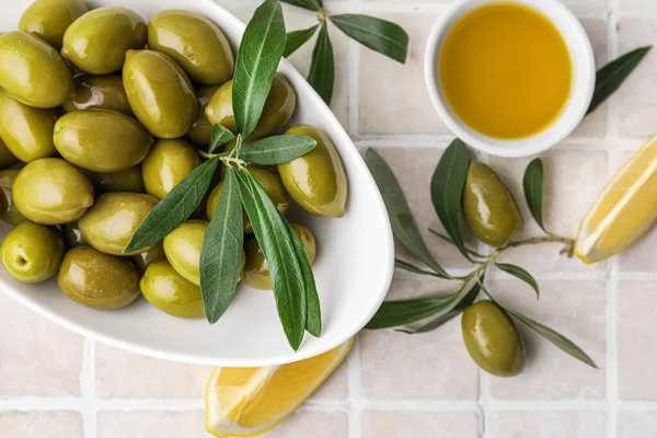 Bowls Green Olives Oil Lemon Slices Color Tile Closeup — Foto de Stock