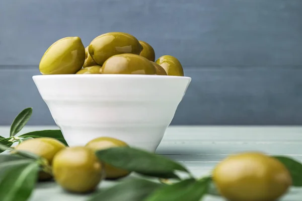 Bowl Green Olives Wooden Table Closeup — Stock Photo, Image