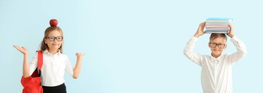 Açık mavi arka planda, metin için yeri olan şirin küçük okul çocukları.