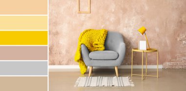 Şık bir kahve masası ve bej duvarın yanında rahat bir koltuk. Farklı renk desenleri