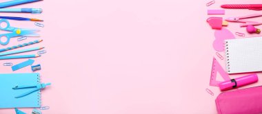 Pembe arkaplan üzerine farklı okul sayfası, metin için boşluk, üst görünüm