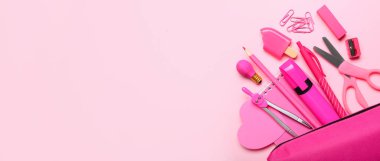 Pembe arkaplan üzerine farklı okul sayfası, metin için boşluk, üst görünüm