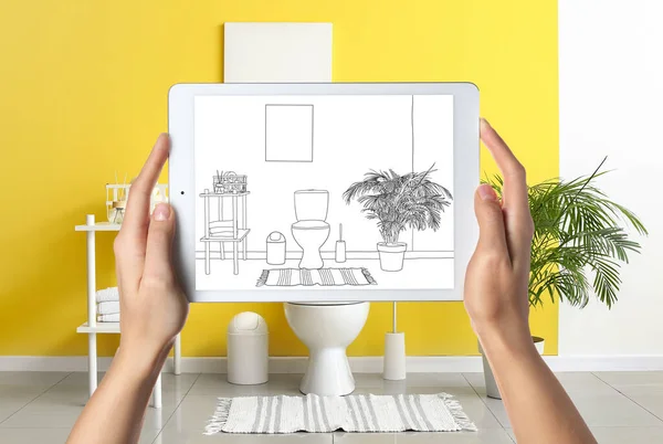 Designer Tenant Tablette Ordinateur Avec Dessin Intérieur Des Nouvelles Toilettes — Photo