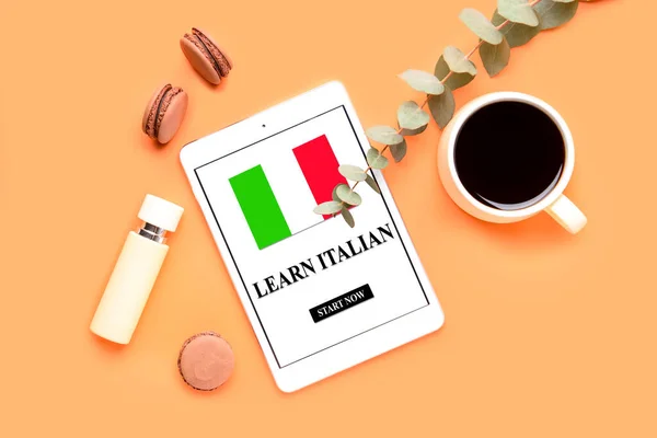Modern Tablet Computer Text Learn Italian Screen Macarons Coffee Beige — Stock Photo, Image