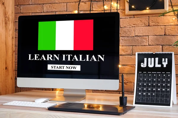 Modern Computer Text Learn Italian Screen Workplace — Stock Photo, Image
