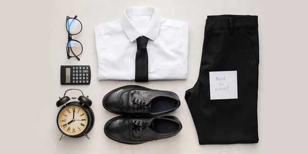 Composição Com Uniforme Escolar Elegante Óculos Despertador Fundo Claro — Fotografia de Stock