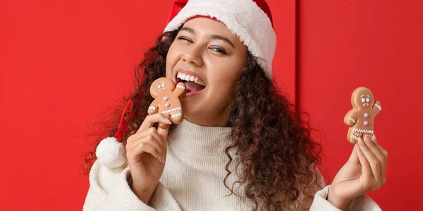 Beautiful Young African American Woman Santa Hat Eating Tasty Gingerbread — ストック写真