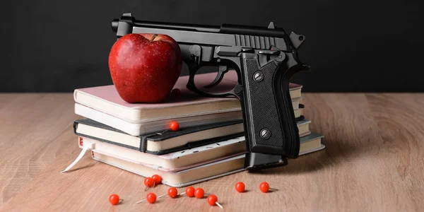 Пистолет Яблоко Книги Столе Классе Концепция Стрельбы Школе — стоковое фото
