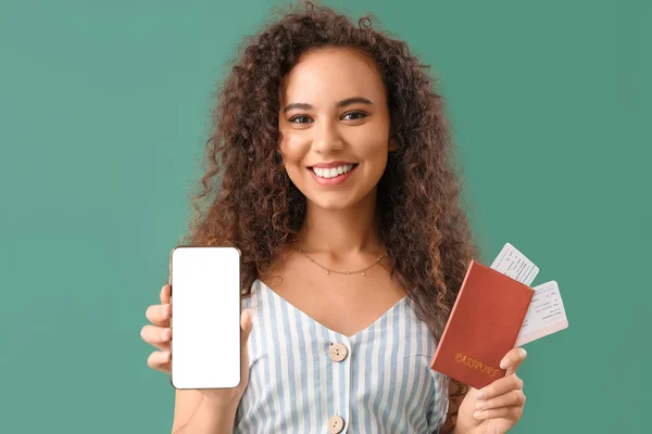 Young African American Woman Passport Mobile Phone Green Background — Stockfoto