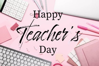 Pembe arka planda kırtasiye malzemeleri ve malzemelerle Mutlu Öğretmenler Günü için yaratıcı tebrik kartı.